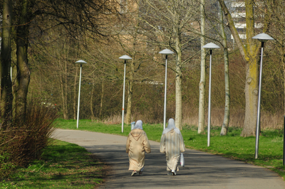 809612 Afbeelding van twee vrouwen in djellaba's in het Park Transwijk te Utrecht.